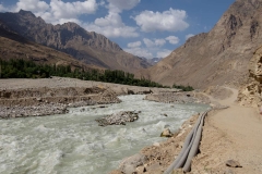 Tádžikistán, Kousek pamírské dálnice smetla lavina / Tajikistan, A part of Pamir highway was destroyed by an avalanche